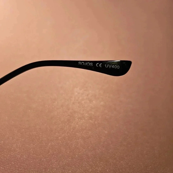 Unisex Black Lenses and Delicate Gold Frame Polarized Aviator Sunglasses - NWOT - Picture 9 of 14